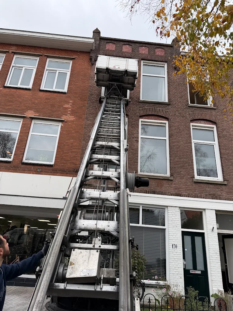 Verhuislift aan een woning in Den Haag